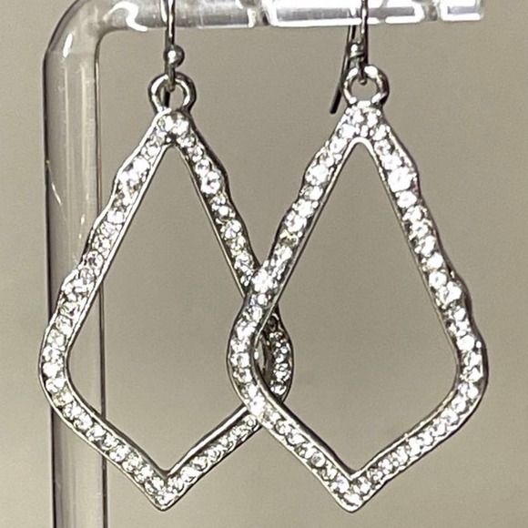 NEW Kendra Scott Sophee Crystal Drop Earrings in Silver Tone Jewelry Lot JU31 - Picture 1 of 3